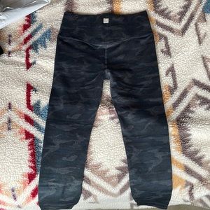 Vuori Clean Elevation Legging, Black Camo, Size L, Never Worn, New